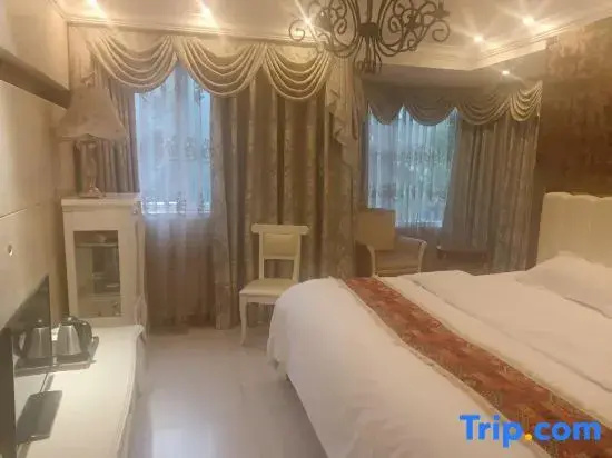 Deluxe Double room (full double bed)