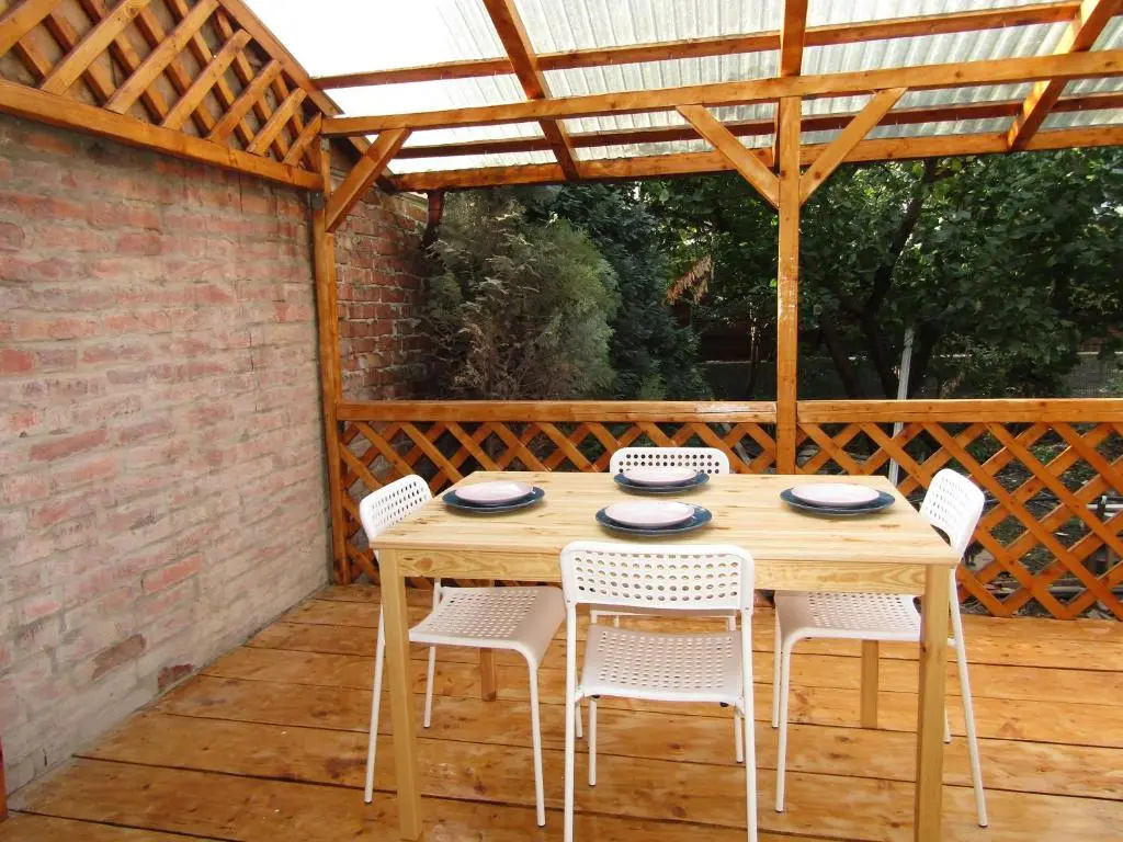 Homey Luxury- entire house, free parking, yard