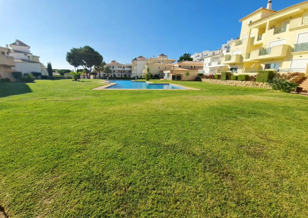 Condominio Jardins Santa Eulalia by Garvetur