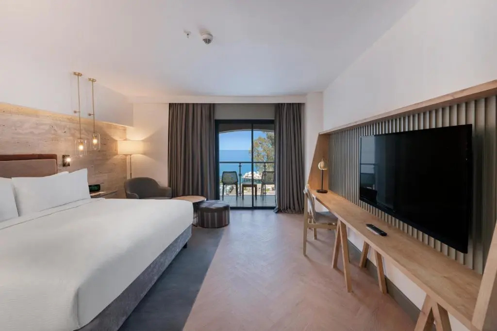 Deluxe Corner Double room with sea view (full double bed)