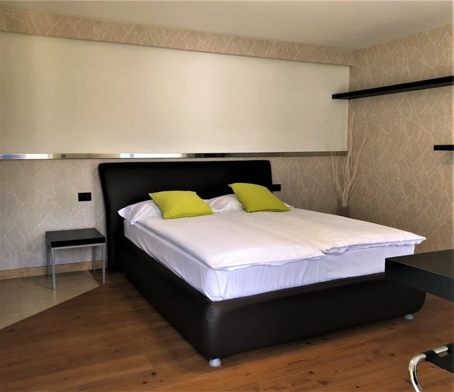 Superior Double room with lake view (full double bed)