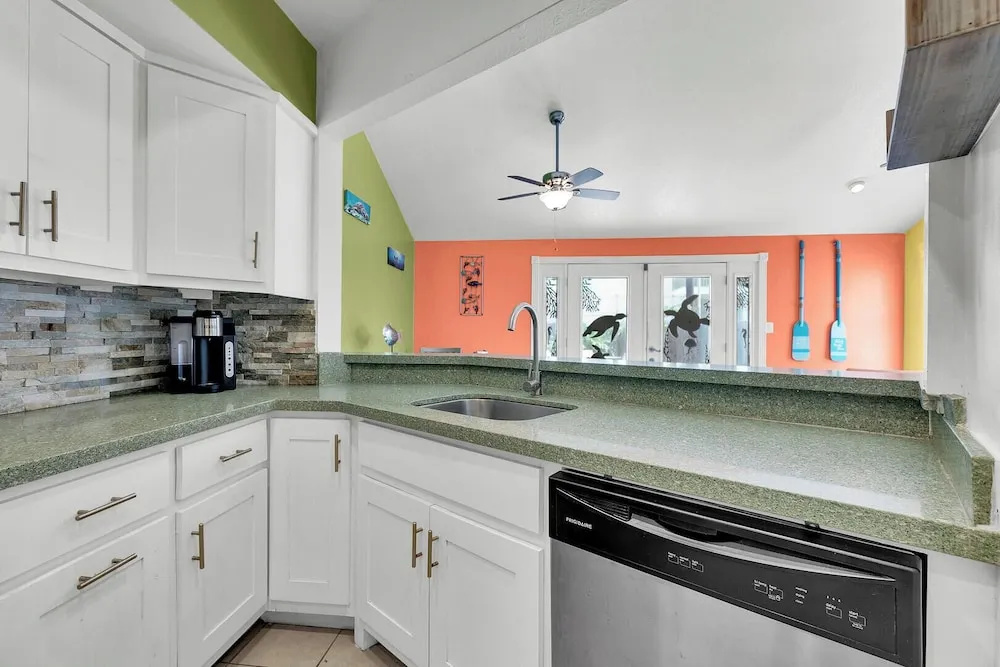 Cozy, Single Story Townhome With Backyard & Grill!