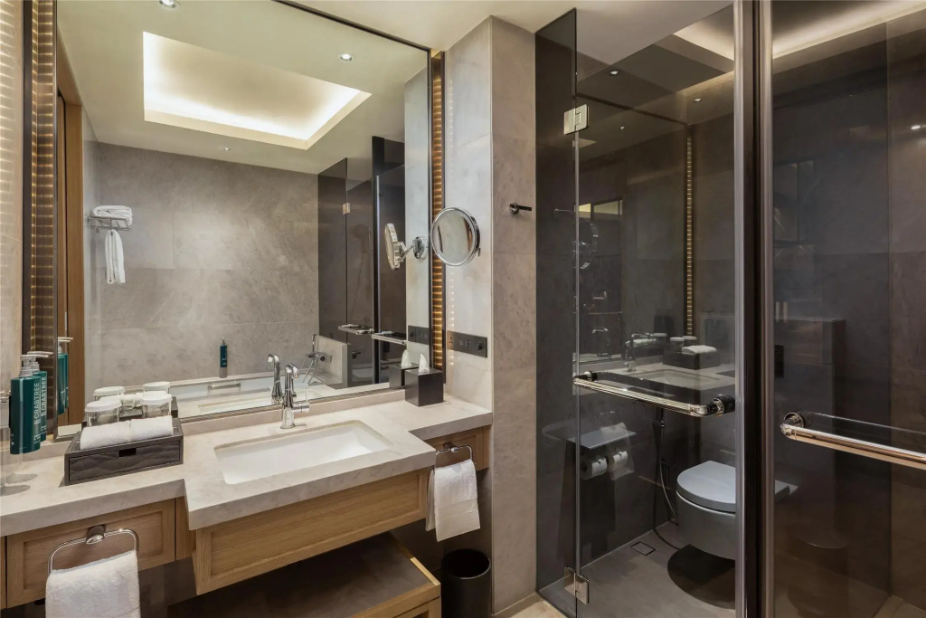 Executive room with pool view
