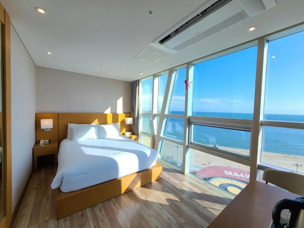 Standard Double room with ocean view (full double bed)