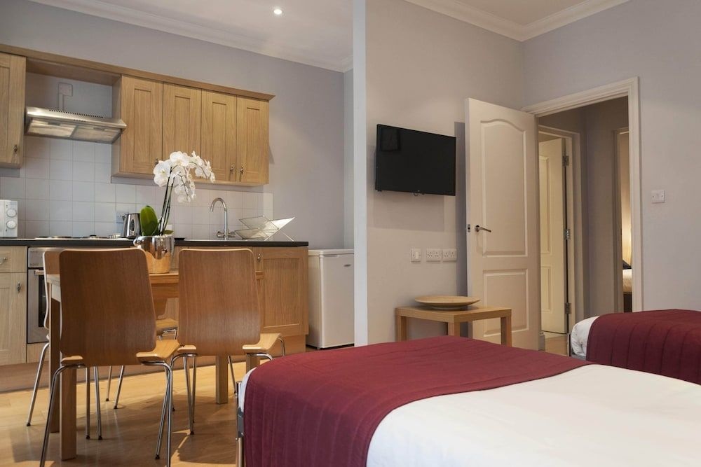 Отель 12 London Street Apartments в Лондоне