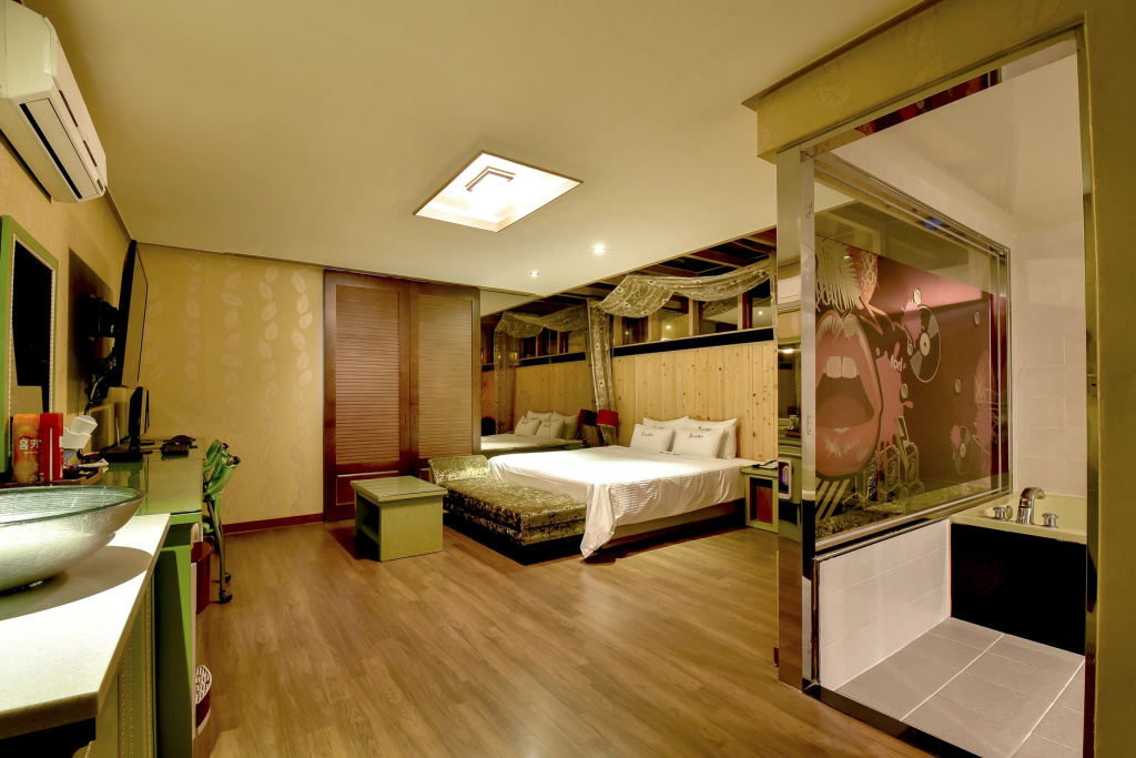 Deluxe Double room with city view (twin beds)