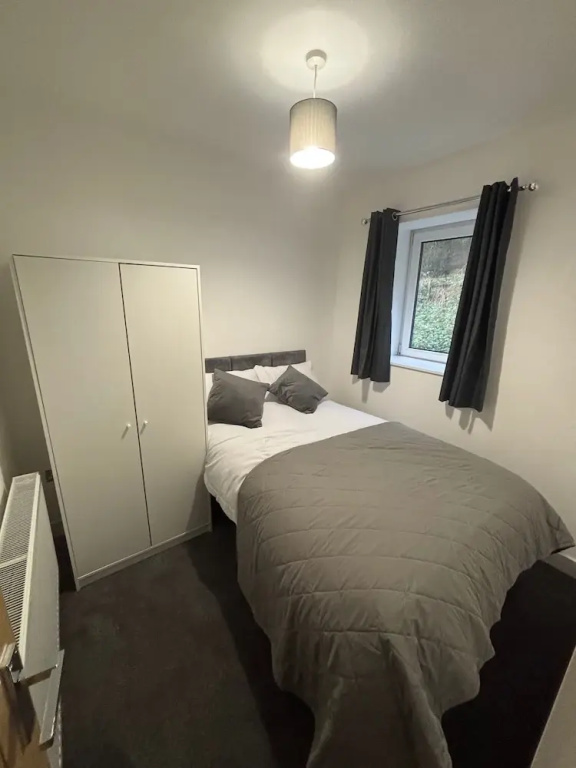 Shawforth - 2 Beds - Sleeps 4 - Street Parking