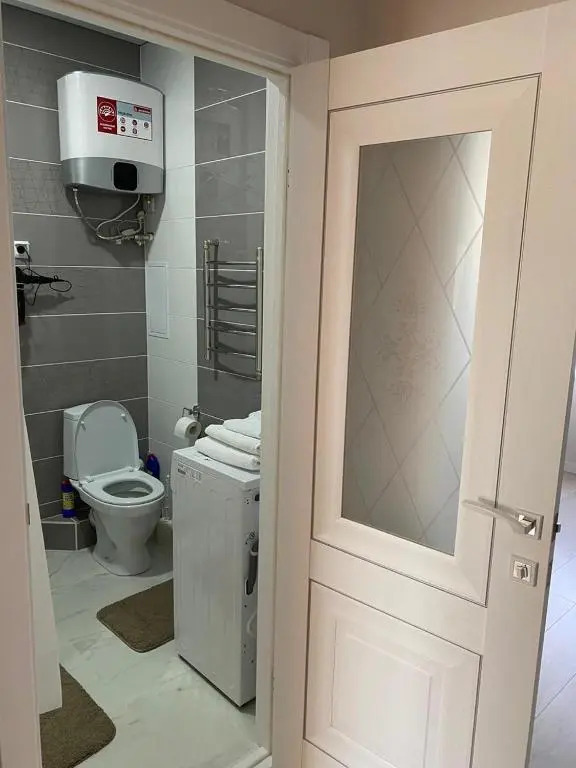 2-uhkomnatnaja sovremennaja novaja kvartira v tsentre goroda - фото 8