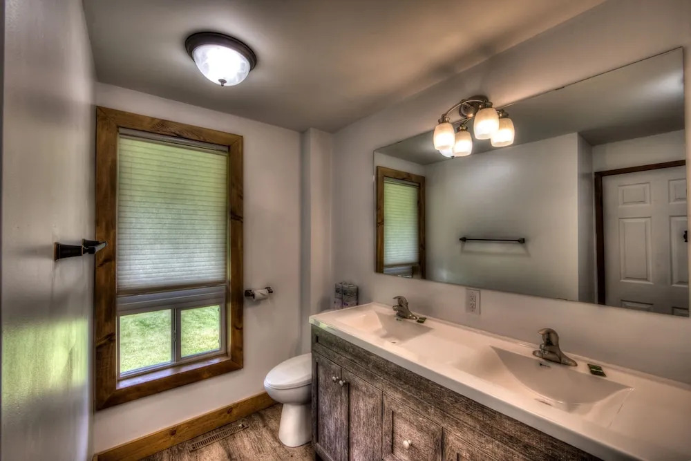 Spacious 8 bdrm Blue Mountain Cottage, Perfect for Large Groups, Private Beach, BBQ, Hot Tub, Sauna - фото 7