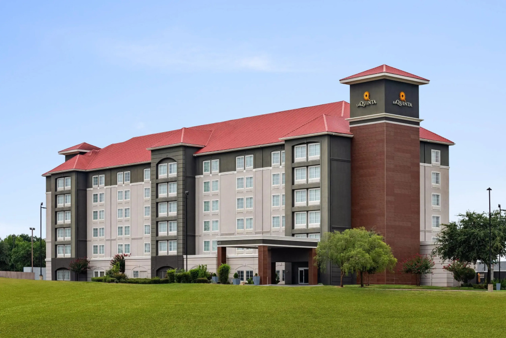 La Quinta Inn & Suites by Wyndham Arlington North 6 Flags Dr
