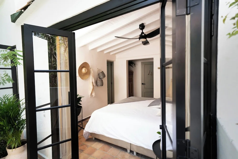 Deluxe Double room with garden view (full double bed)