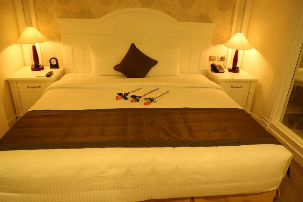 Grand Double Suite with city view full double bed