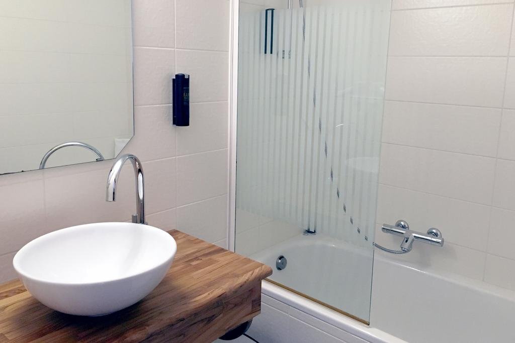 AUX ECURIES DE LA REINE by null