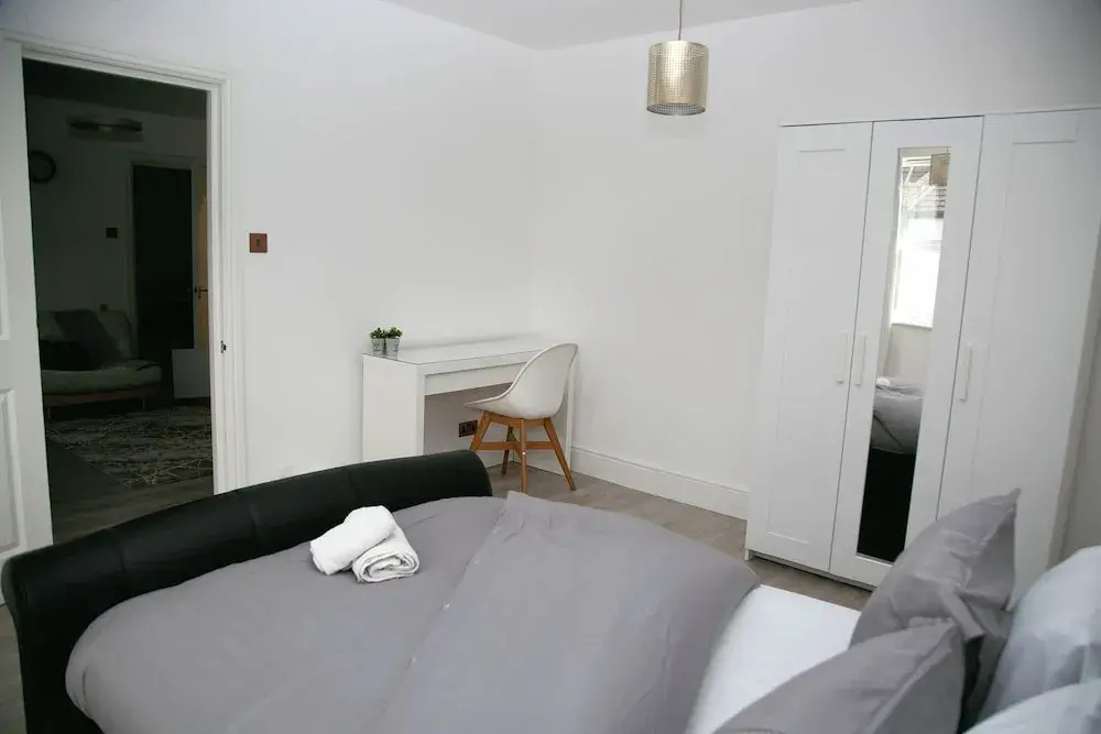 2 Bed Flat - Sleeps 3 - Wifi - Parking