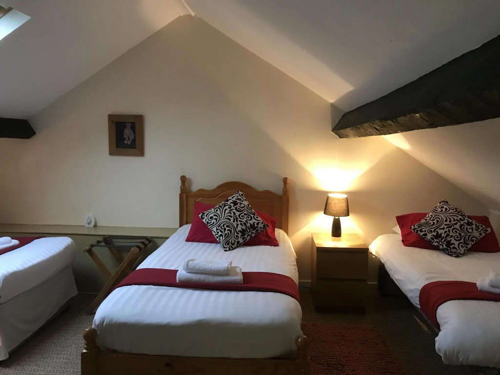 標準四人房，配有大床