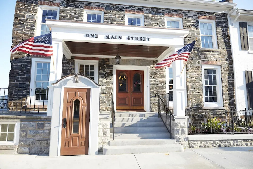 Farmer's Creekside Tavern & Inn