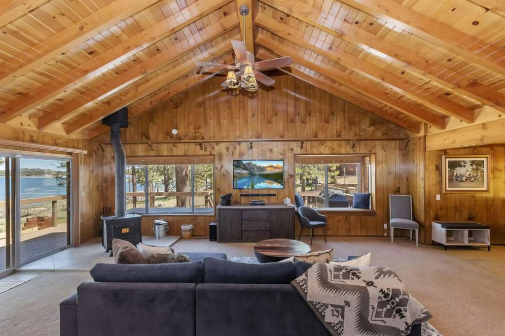 Classic Lake House by AvantStay Large Property on the Lake w Hot Tub