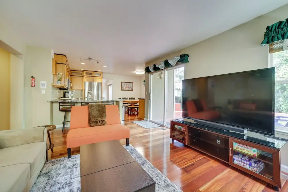 1 Mi to Downtown Reno: Spacious Home w/ Deck!