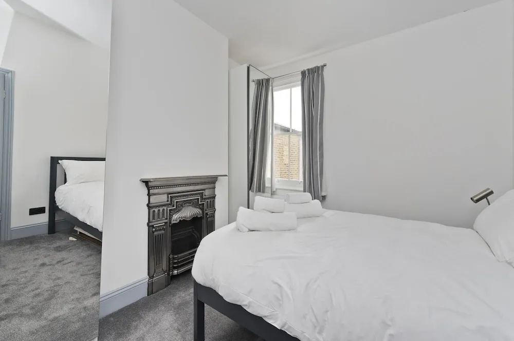 Stylish one Bedroom Flat Near Kew Gardens by Underthedoormat