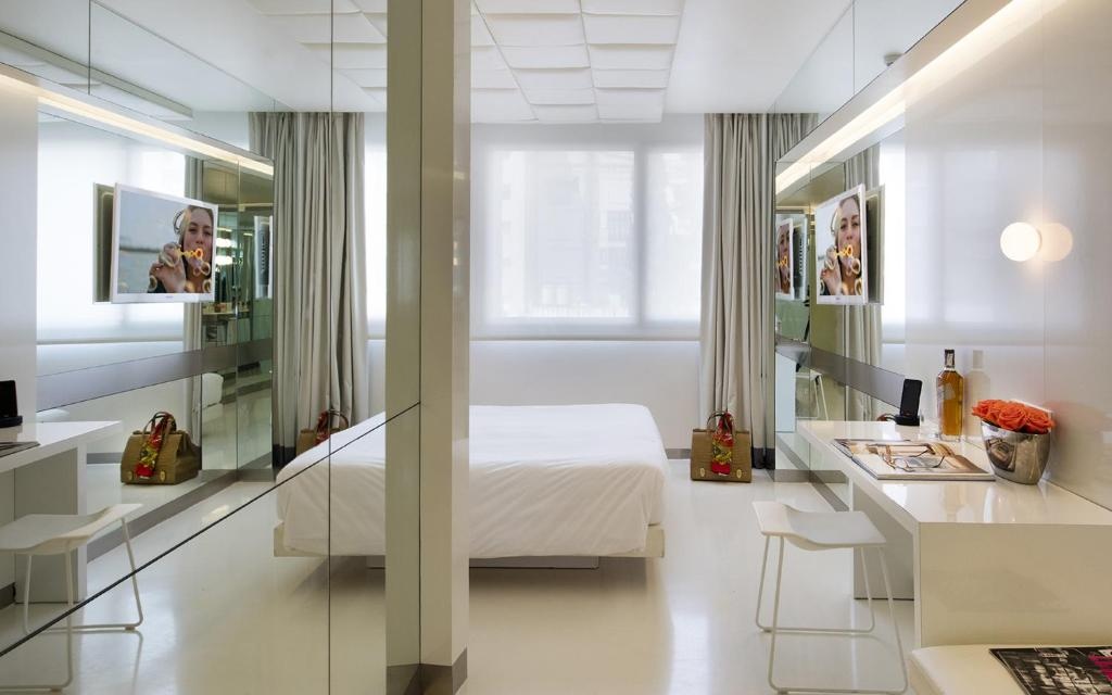 Deluxe Double room (full double bed)
