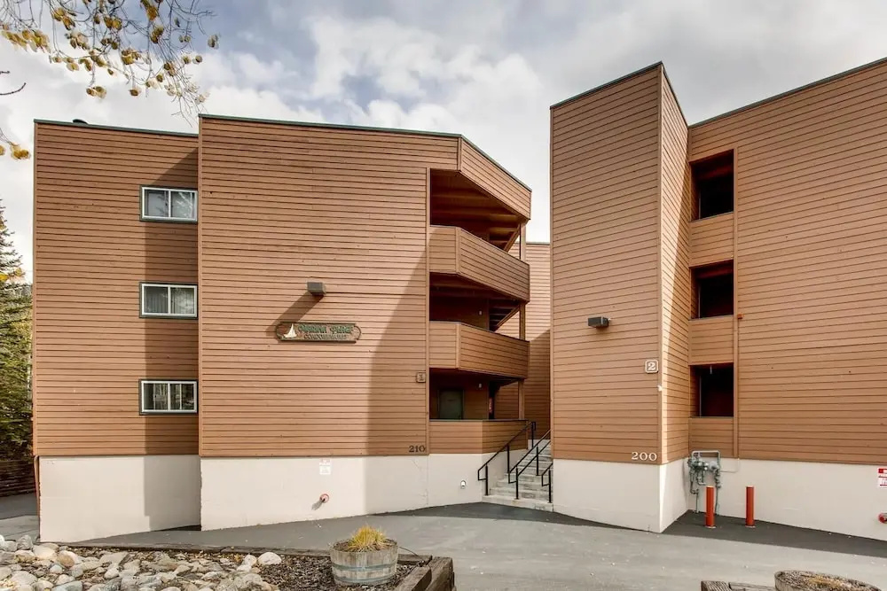 135 Marina Place 2 Bedroom Condo by Redawning
