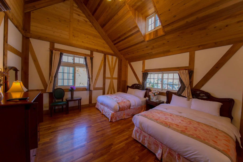 Standard Quadruple room with street view