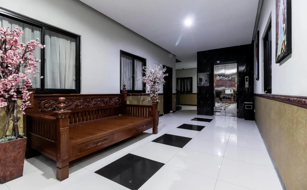 Lobby & Reception