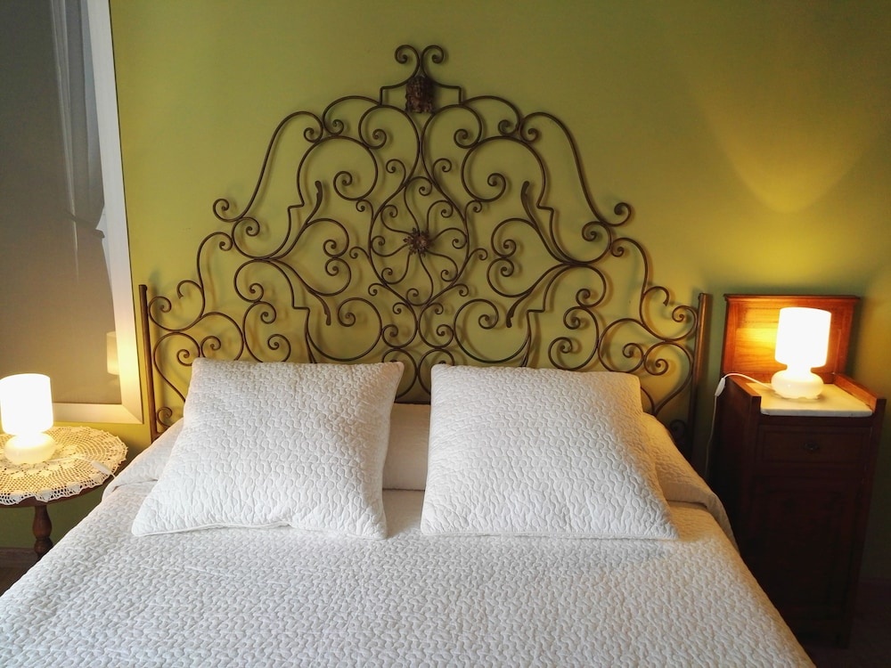 B&B Acanthus — 5