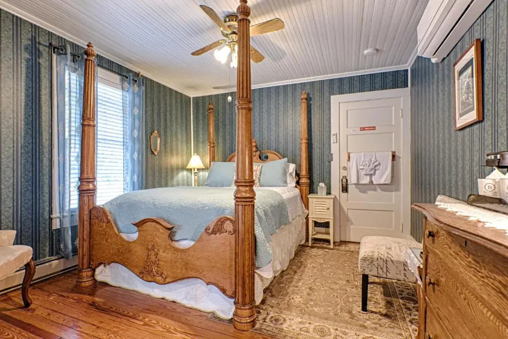 Standard Double room with balcony (full double bed)