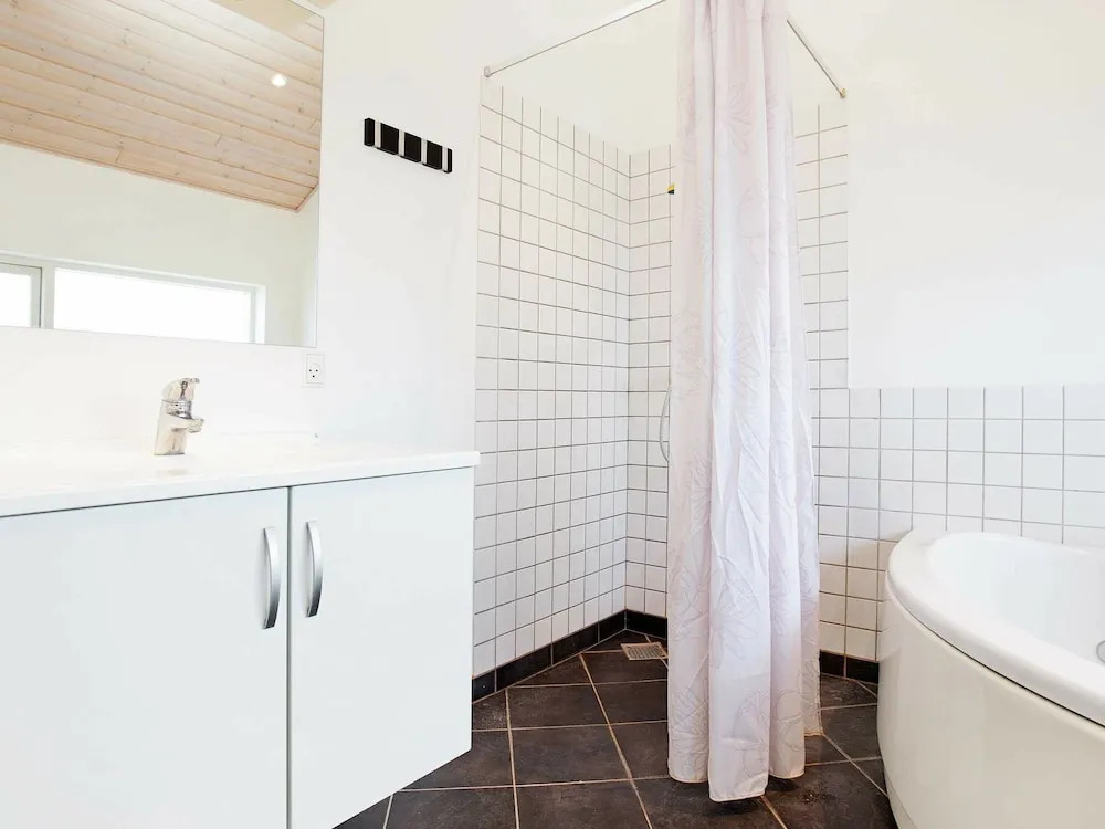 Alluring Holiday Home in Rødby With Whirlpool - фото 9