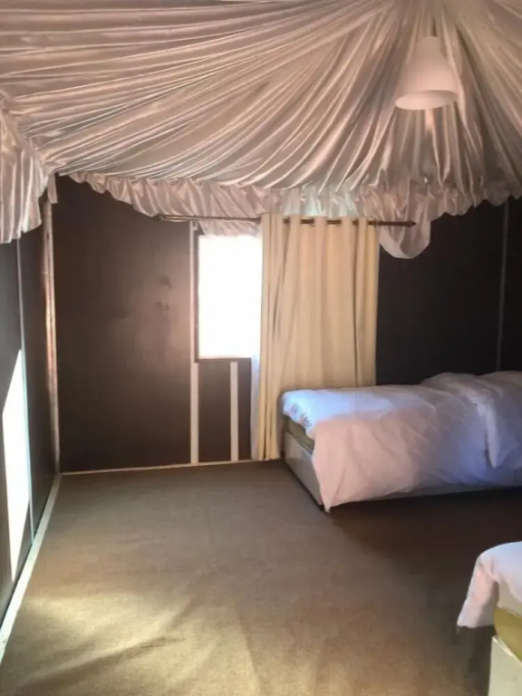 Tent (twin beds)