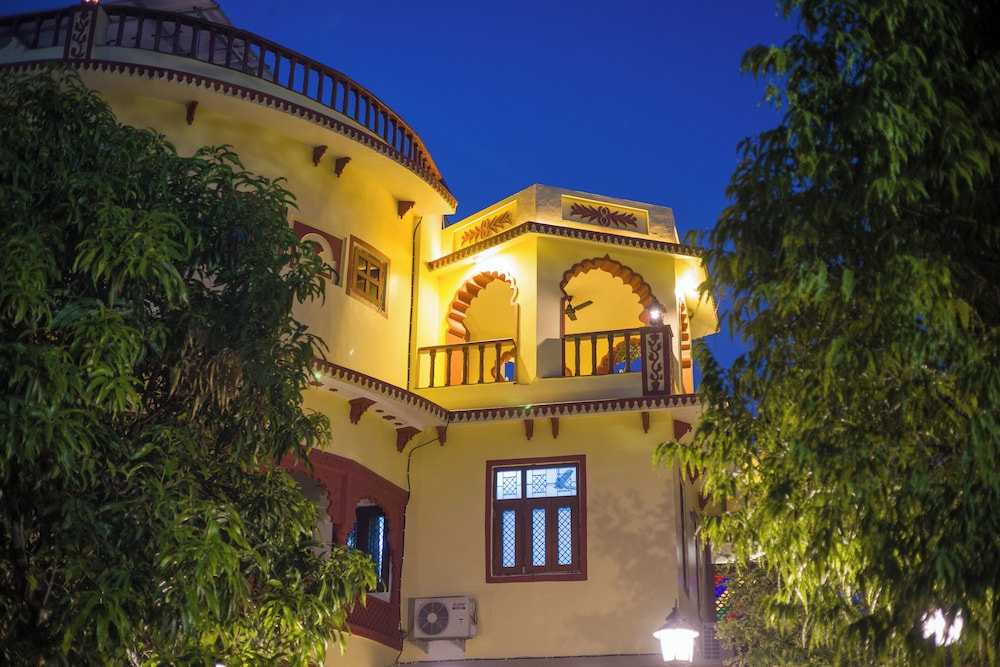 Alaya Stays 4 BHK with Outdoor Dining Area - Abhimanyu Mansion Sapphire