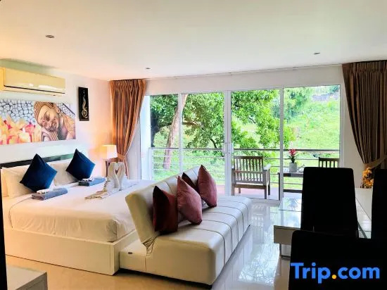 Hillside Condo - suite with a tropical forest view