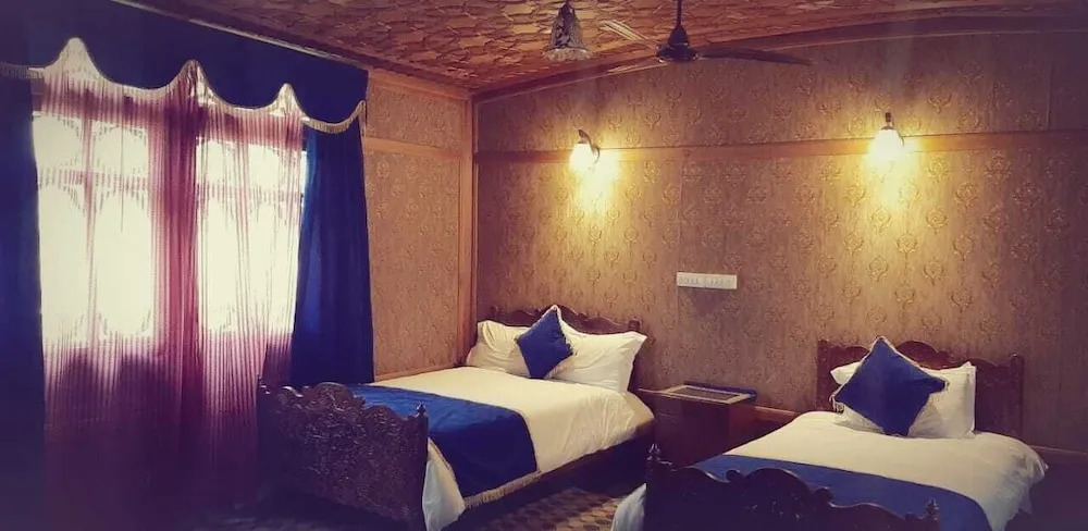 豪華湖景雙人房，配有大床。