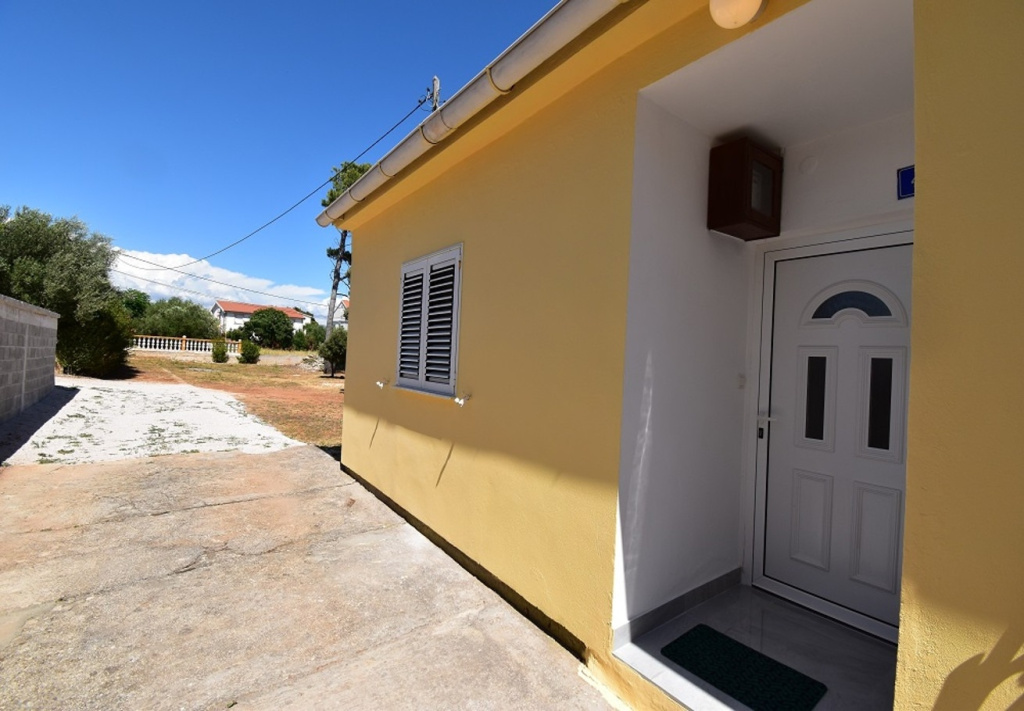 Holiday house Branka - 80 m from beach: Vir, Zadar riviera