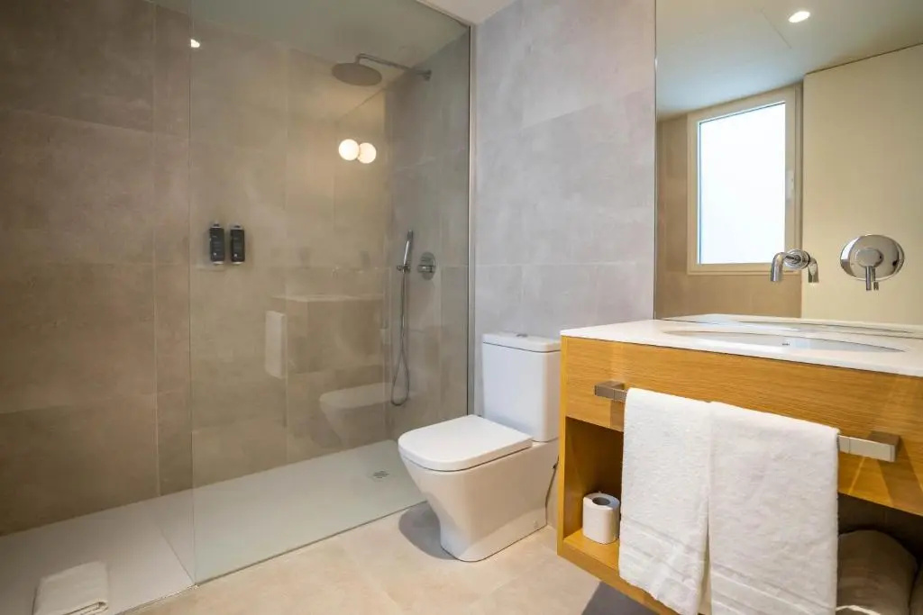 Standard Double room with balcony (full double bed)