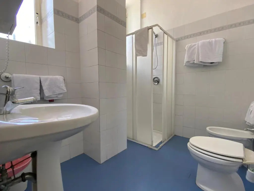 Standard Triple room with sea view