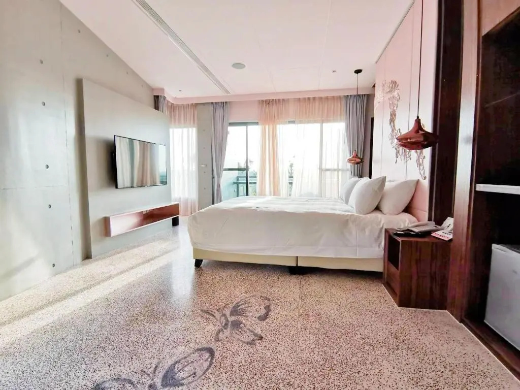 Standard Double room with lake view (full double bed)