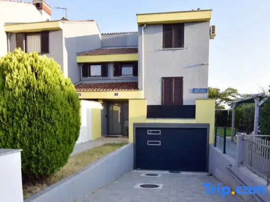 Quiet holiday apartment with balcony