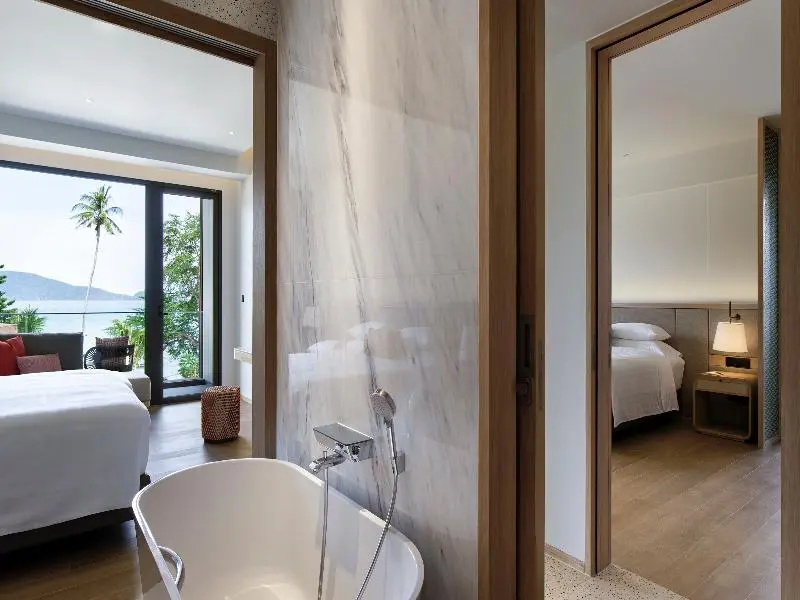 Deluxe Double room with balcony and beachfront (twin beds)