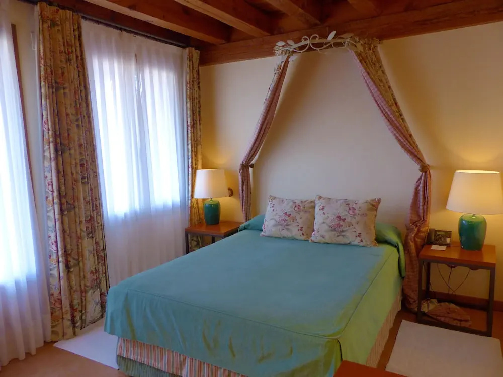 Standard Double room with balcony (full double bed)