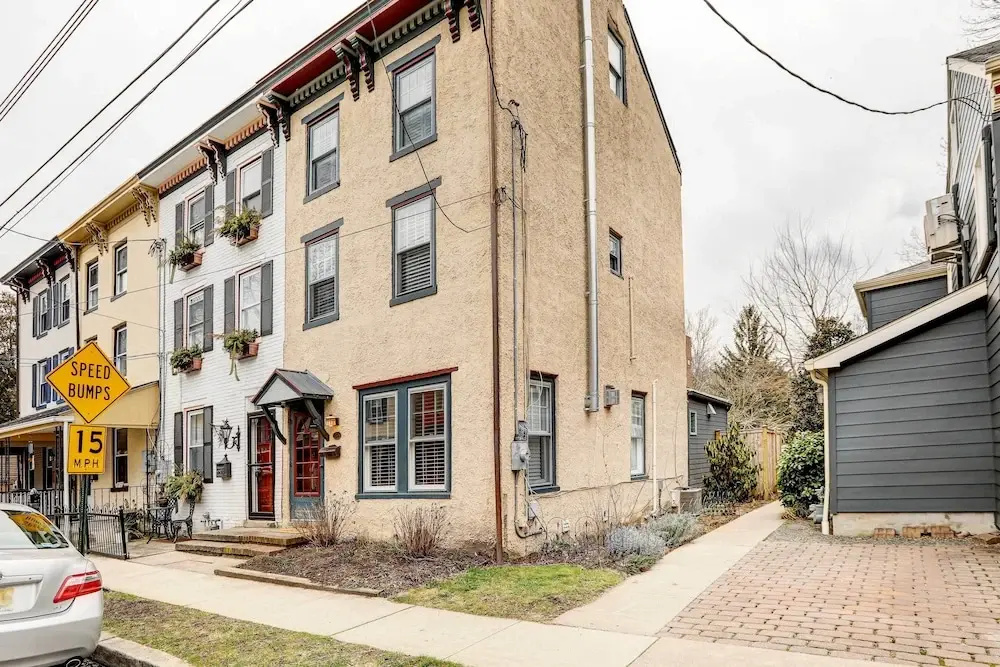 'brooke House' In The Heart of Downtown w/ Patio!