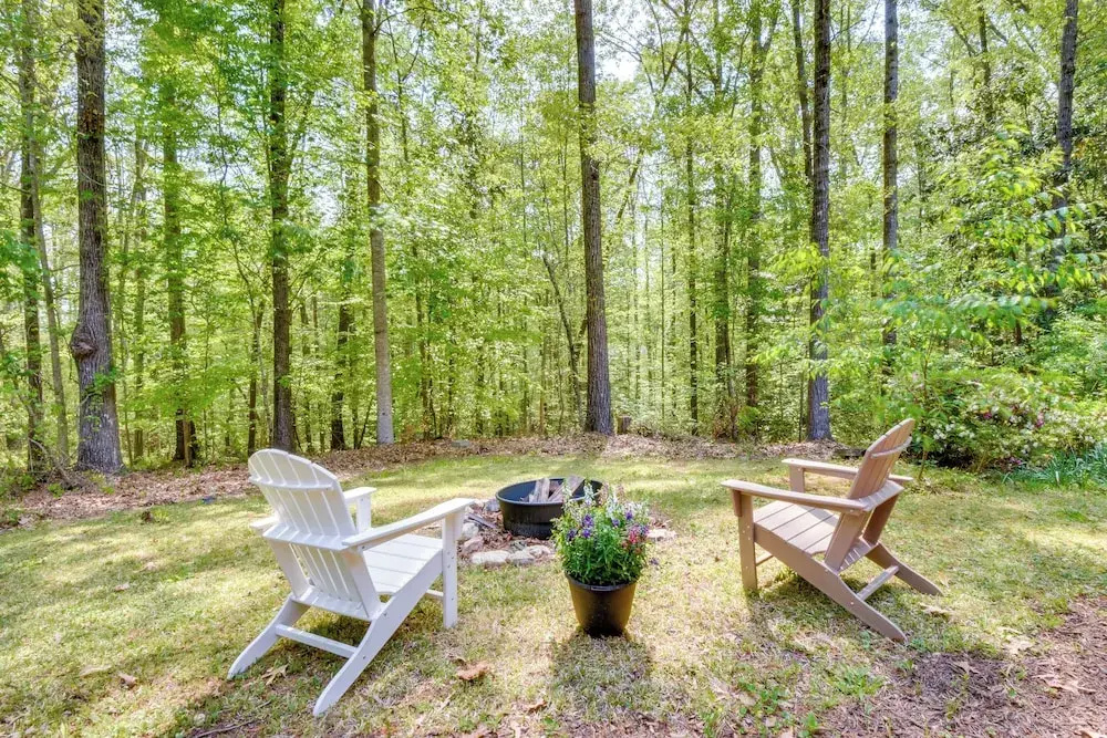 2 Mi to Toccoa Falls: Cozy Getaway w/ Yard!