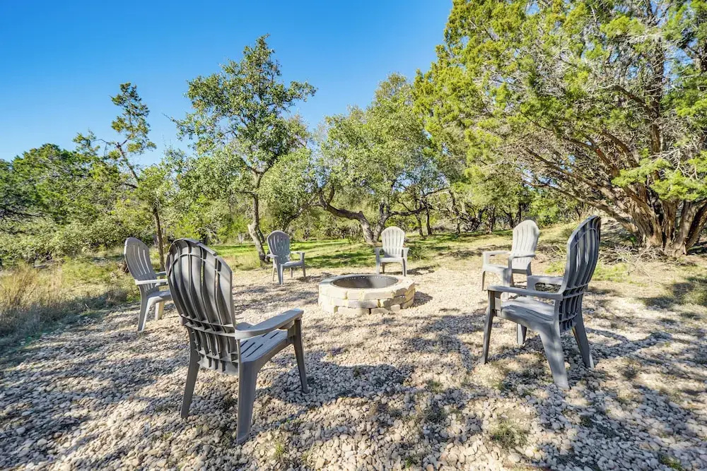 5 Mi to Dtwn Dripping Springs: Cabin w/ Jacuzzi!