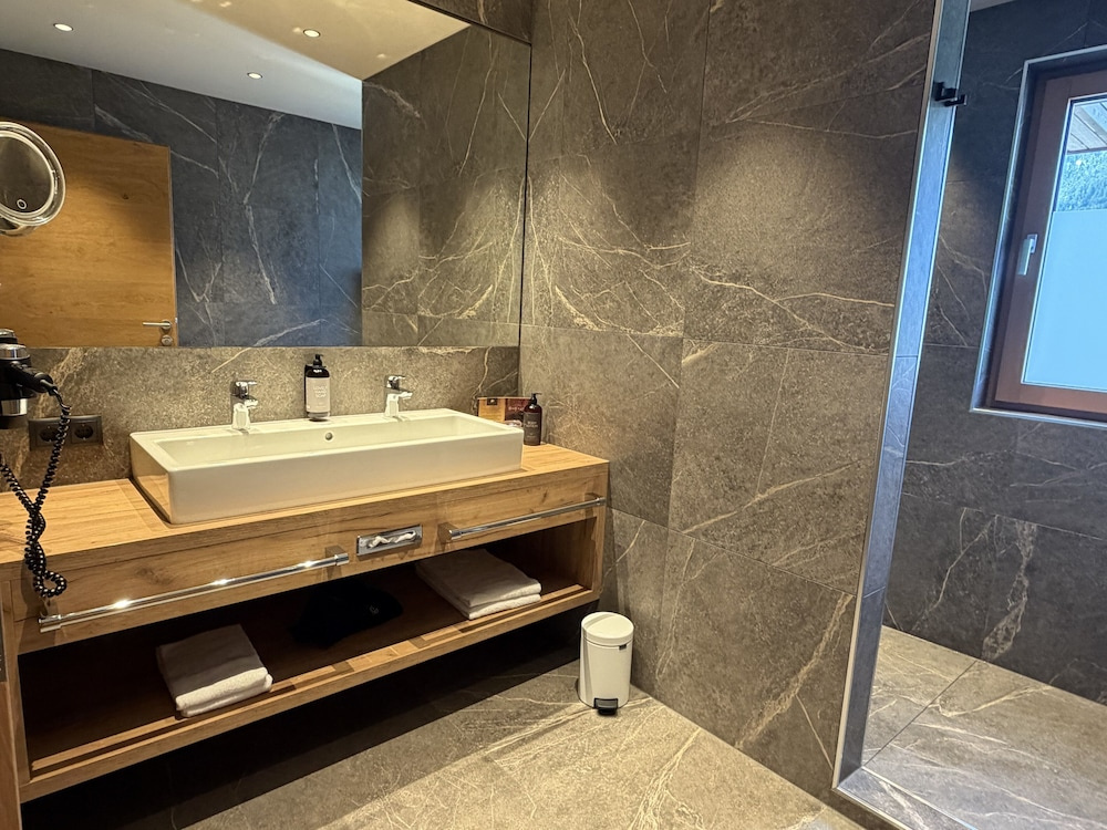 Double Suite with mountain view (full double bed)