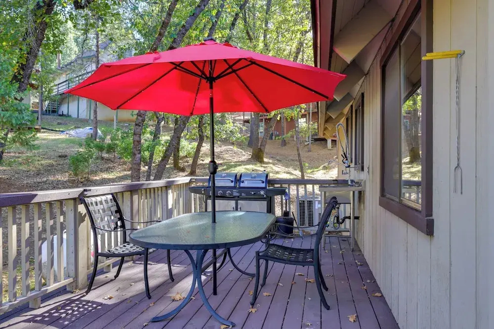 Spacious Groveland Cabin w/ Wraparound Deck!