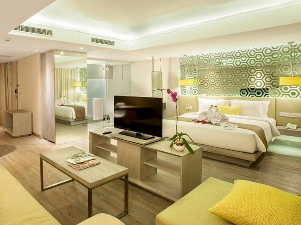 三人房豪華套房，配有雙人床