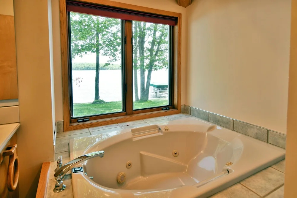 Cheif Lake Lodge 4 Bedroom Home by RedAwning