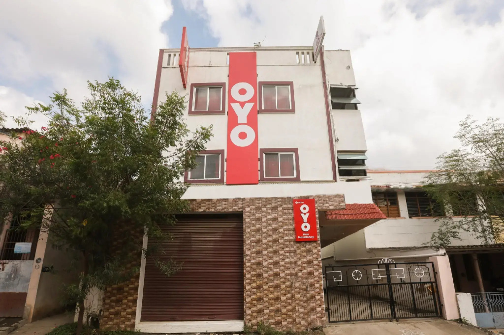 D-qube Hotels by OYO Rooms