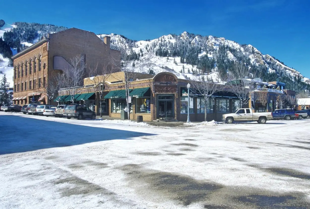 2 BR 3BA Condo - A C Heated Pool Walk to Town